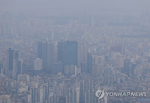 전국이 흐리고 수도권 지역 미세먼지 농도가 나쁨을 기록한 12일 서울 송파구 잠실롯데월드타워에서 바라본 강동구 일대가 미세먼지에 갇혀 있다. [연합뉴스]